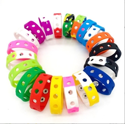 Bracelet personnalisé en caoutchouc de silicone avec trous personnalisable et durable