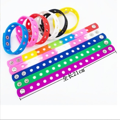 Bracelet personnalisé en caoutchouc de silicone avec trous personnalisable et durable
