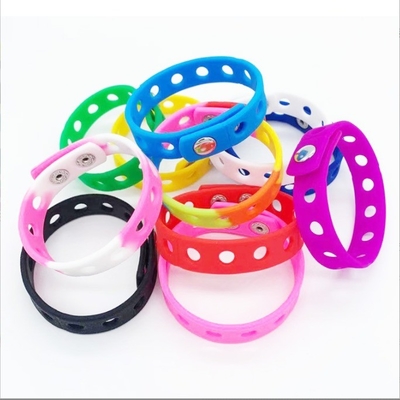 Bracelet personnalisé en caoutchouc de silicone avec trous personnalisable et durable