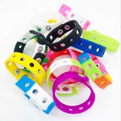 Bracelet personnalisé en caoutchouc de silicone avec trous personnalisable et durable