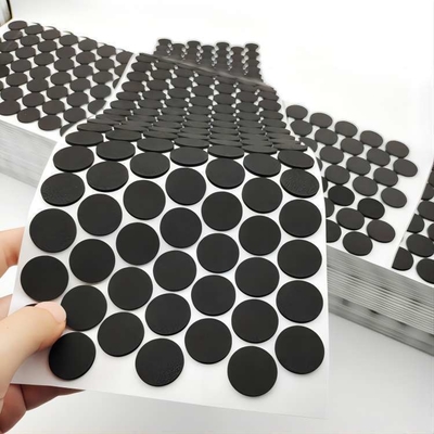 Service de coupe à l'aide de matériau de coupe en caoutchouc de silicone pour la protection des meubles