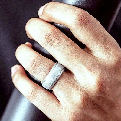 Bague de mariée en silicone pour hommes 4 packs Singles Step Edge Design élégant métallique Noir et camouflé