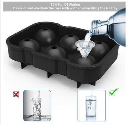 Faites des boules rondes de whisky sans effort avec un plateau à glaçons en silicone réutilisable