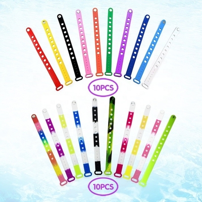 Des bracelets de silicone colorés, des bracelets réglables pour les charmes et des chaussures à poignet