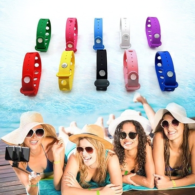 Des bracelets de silicone colorés, des bracelets réglables pour les charmes et des chaussures à poignet