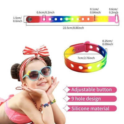 Des bracelets de silicone colorés, des bracelets réglables pour les charmes et des chaussures à poignet