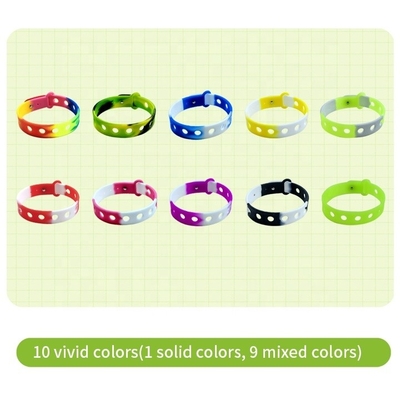 Des bracelets de silicone colorés, des bracelets réglables pour les charmes et des chaussures à poignet