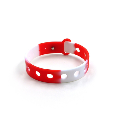 Bracelet en silicone multicolore personnalisé pour les enfants avec des trous pour les charmes par moulage