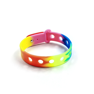 Bracelet en silicone multicolore personnalisé pour les enfants avec des trous pour les charmes par moulage