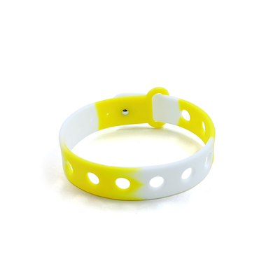 Bracelet en silicone multicolore personnalisé pour les enfants avec des trous pour les charmes par moulage
