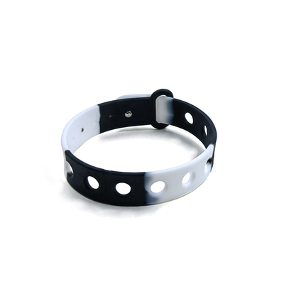 Bracelet en silicone multicolore personnalisé pour les enfants avec des trous pour les charmes par moulage