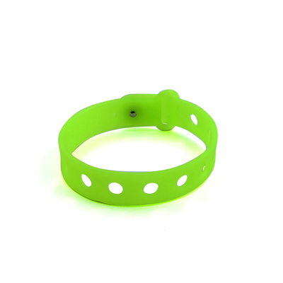 Bracelet en silicone multicolore personnalisé pour les enfants avec des trous pour les charmes par moulage