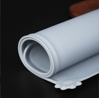 Moderne style étanche à l'eau anti-dérision silicone chien tapis d'alimentation pour animaux de compagnie pour les besoins personnalisés