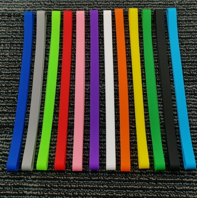 Bandes de serviettes de plage en caoutchouc colorées pour les chaises longues sur les chaises de croisière de la piscine de plage