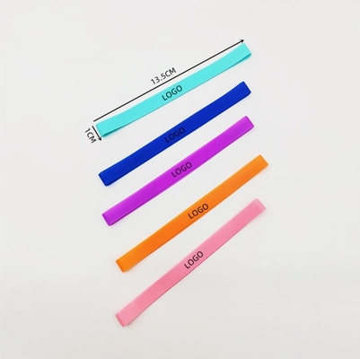 Bandes de serviettes de plage en caoutchouc colorées pour les chaises longues sur les chaises de croisière de la piscine de plage
