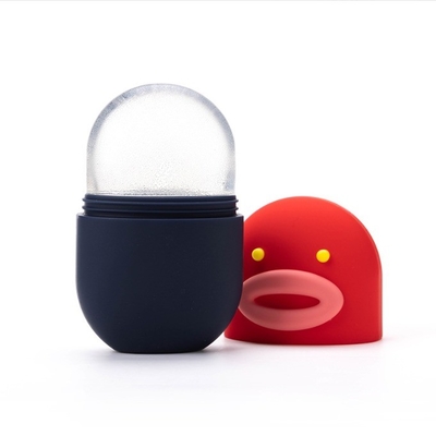 Une peau fraîche sans effort avec un rouleau de glace en silicone