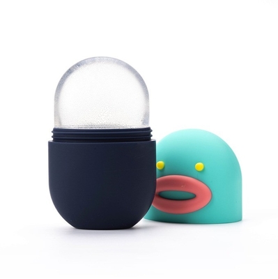 Une peau fraîche sans effort avec un rouleau de glace en silicone