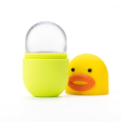 Une peau fraîche sans effort avec un rouleau de glace en silicone